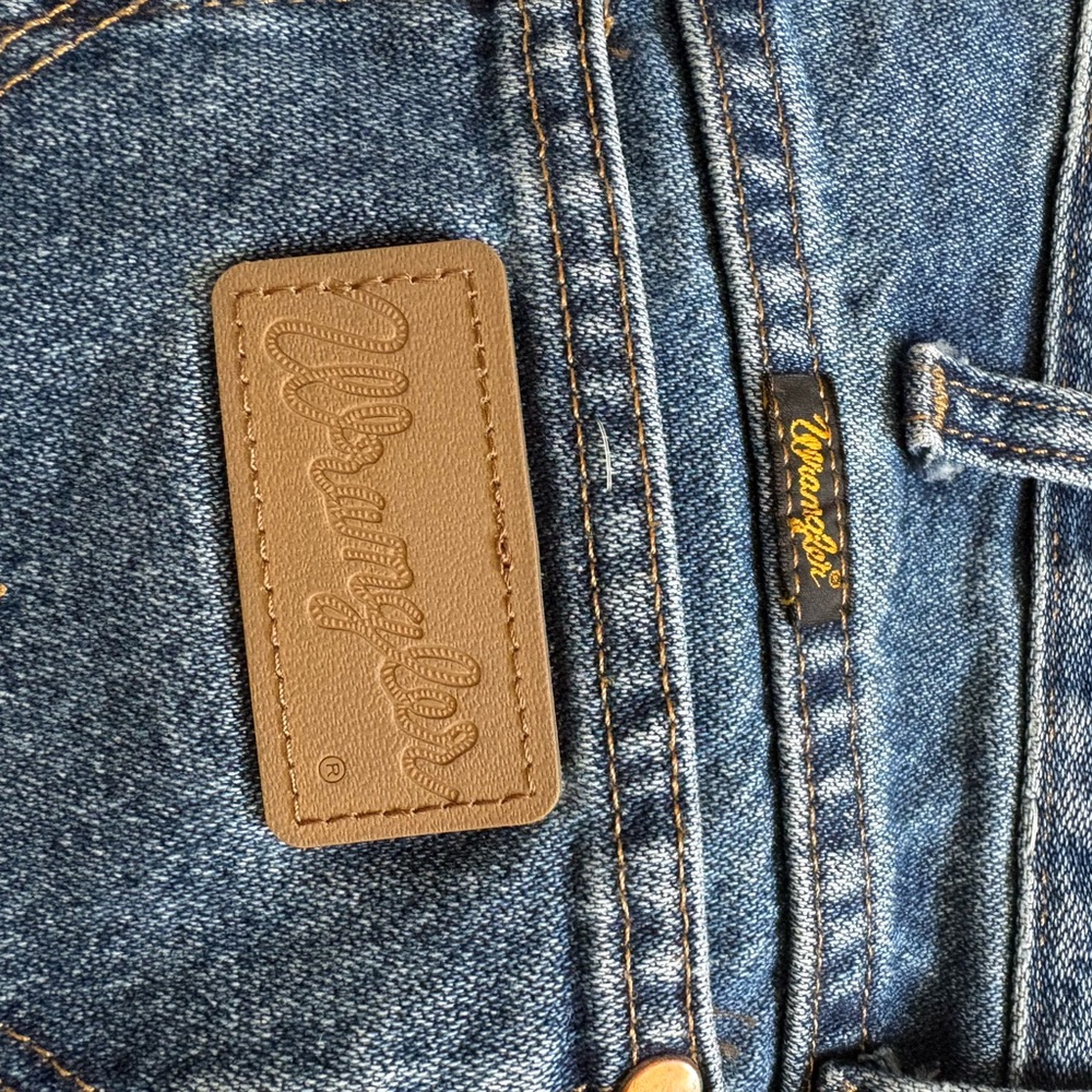 Wrangler Men’s Denim Straight Jeans in Blue with Brown Patch